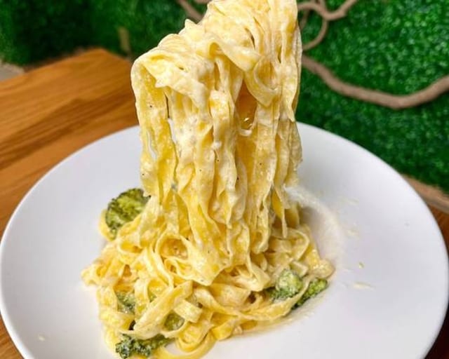 Fettuccine Alfredo Combo.